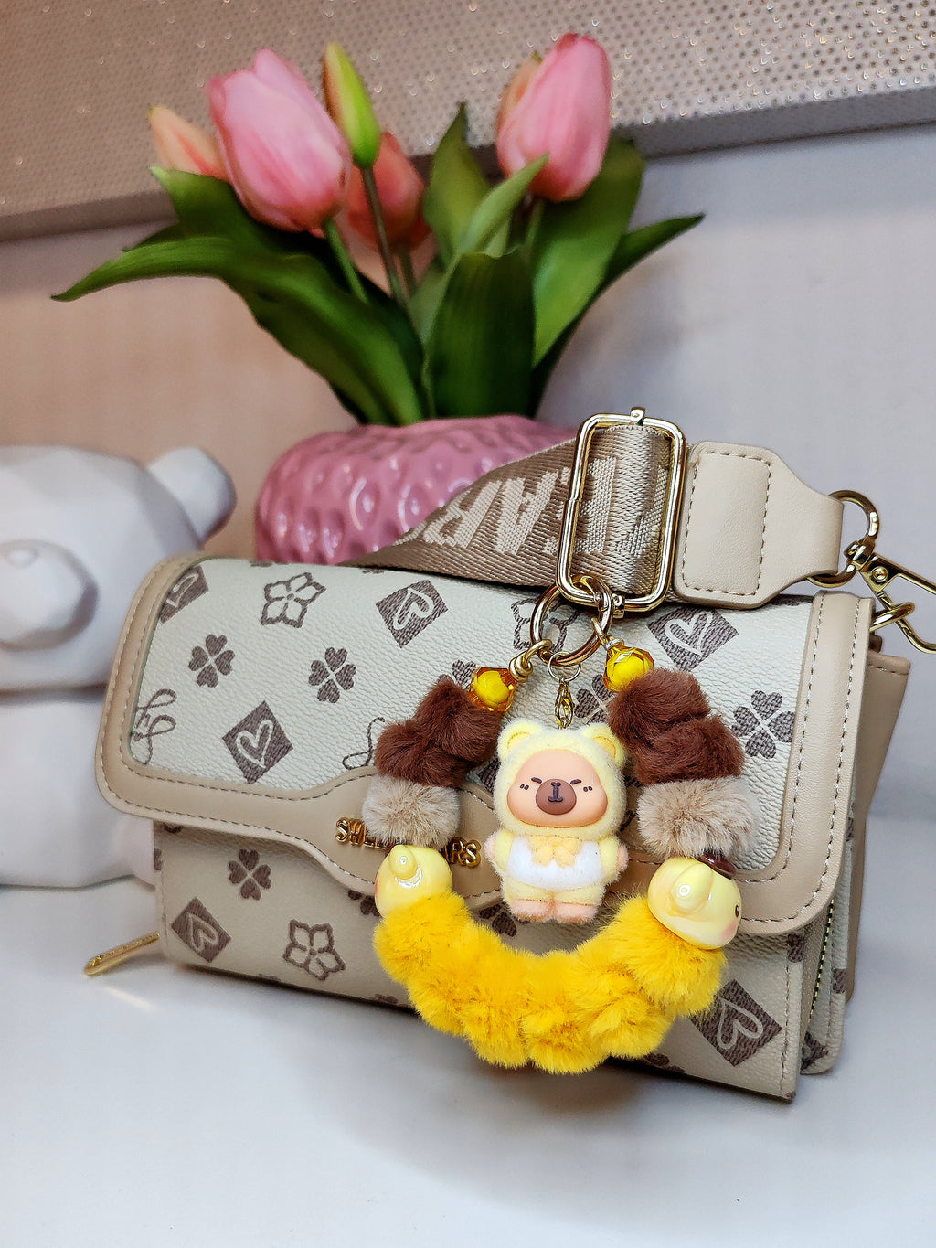 Sunny Capybara Charm – Handgefertigter Taschen- & Schlüsselanhänger