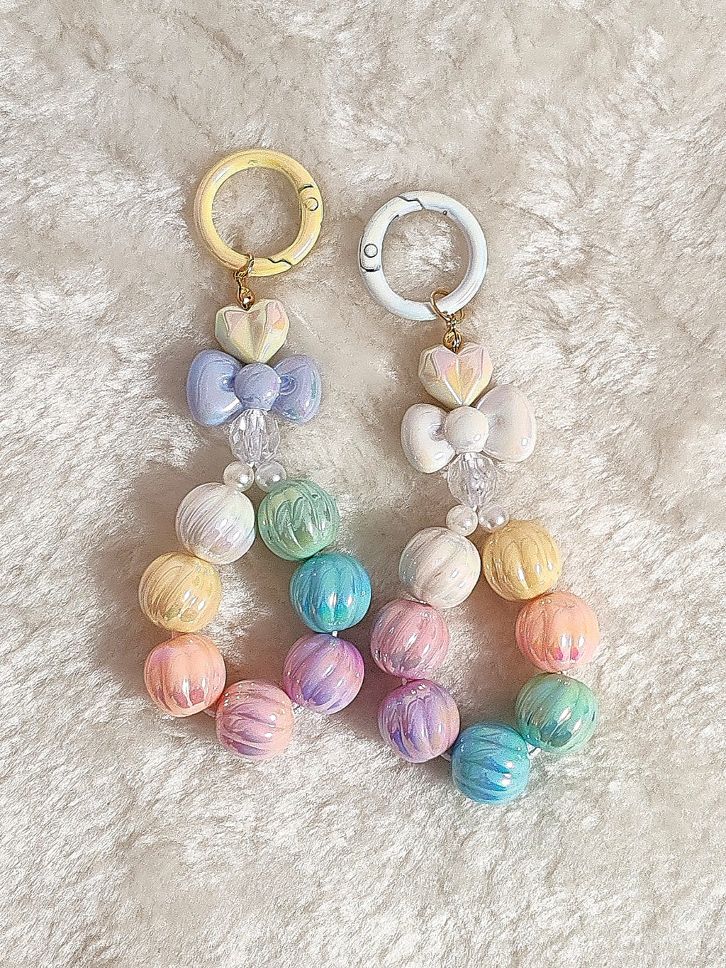 Pastell Bow Charm – Handgemachter Perlenanhänger