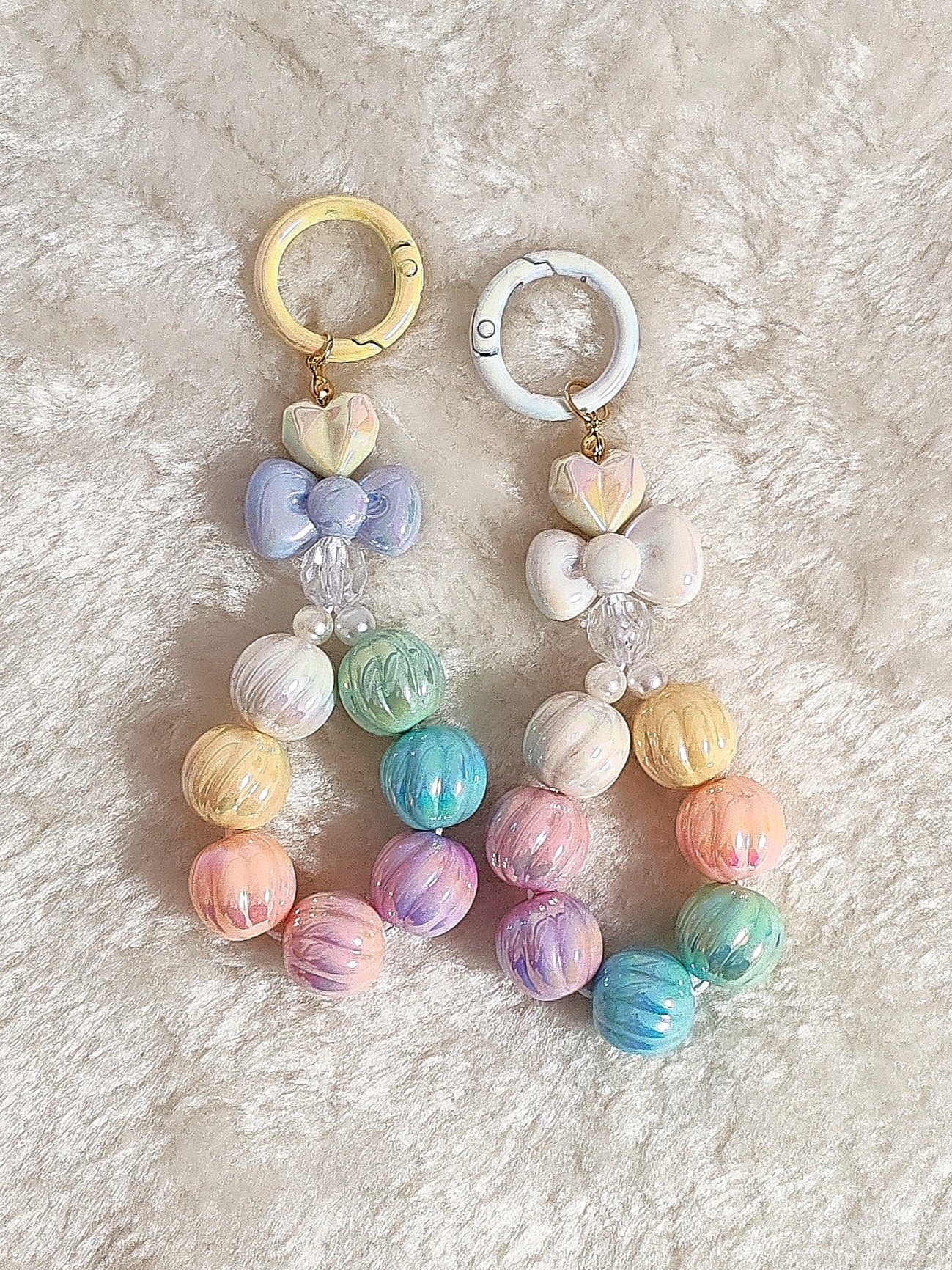 Pastell Bow Charm – Handgemachter Perlenanhänger