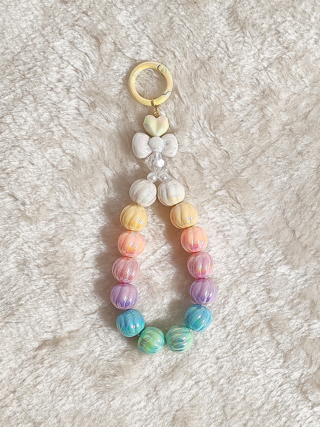 Rainbow Pearl Charm – Handgemachter Pastell-Schlüsselanhänger