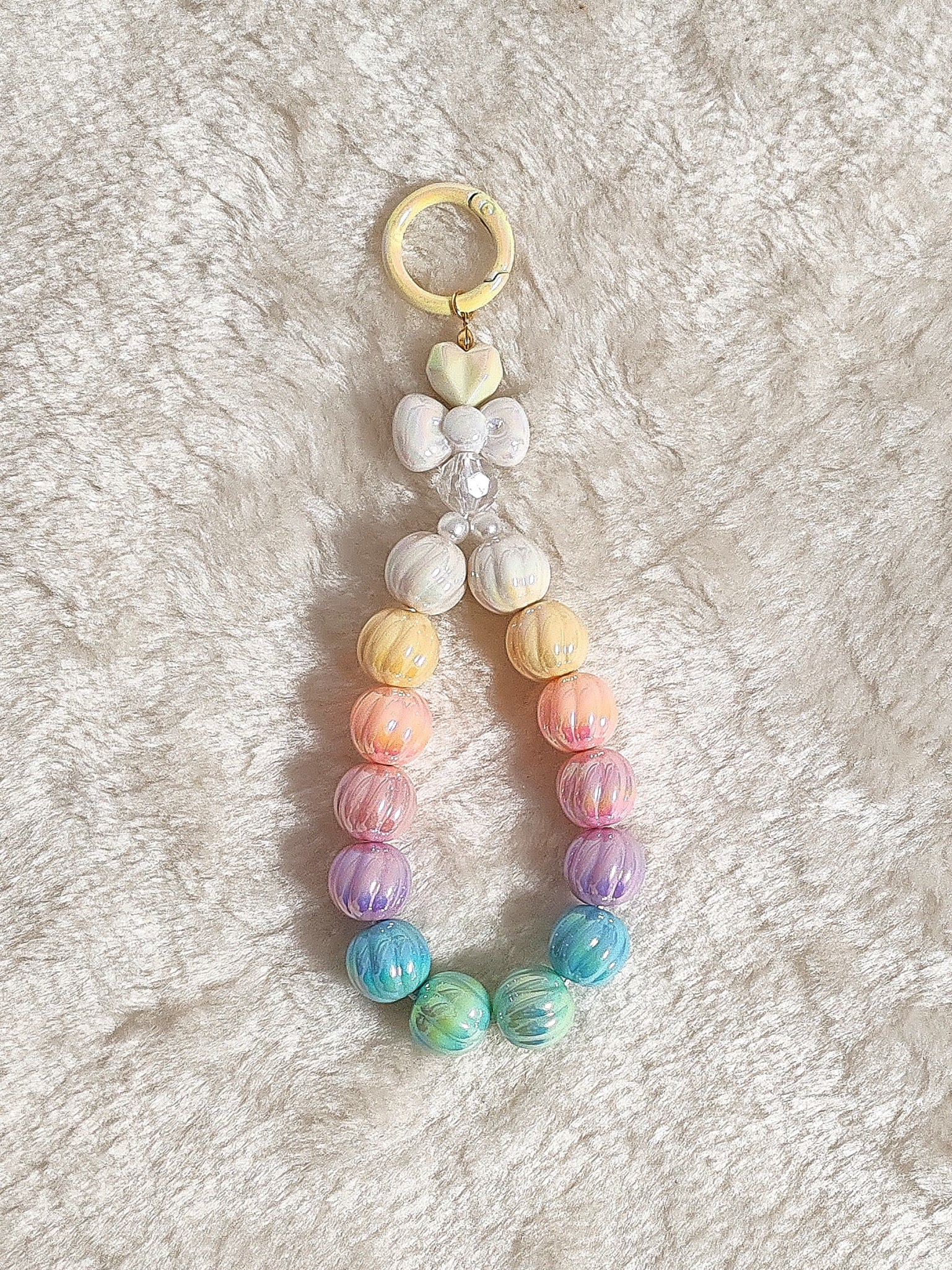 Rainbow Pearl Charm – Handgemachter Pastell-Schlüsselanhänger