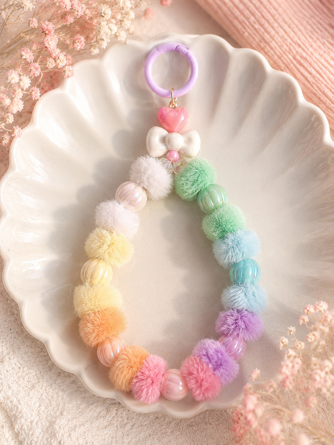Rainbow Fluffy Charm – Handgemachter Pastell-Schlüsselanhänger