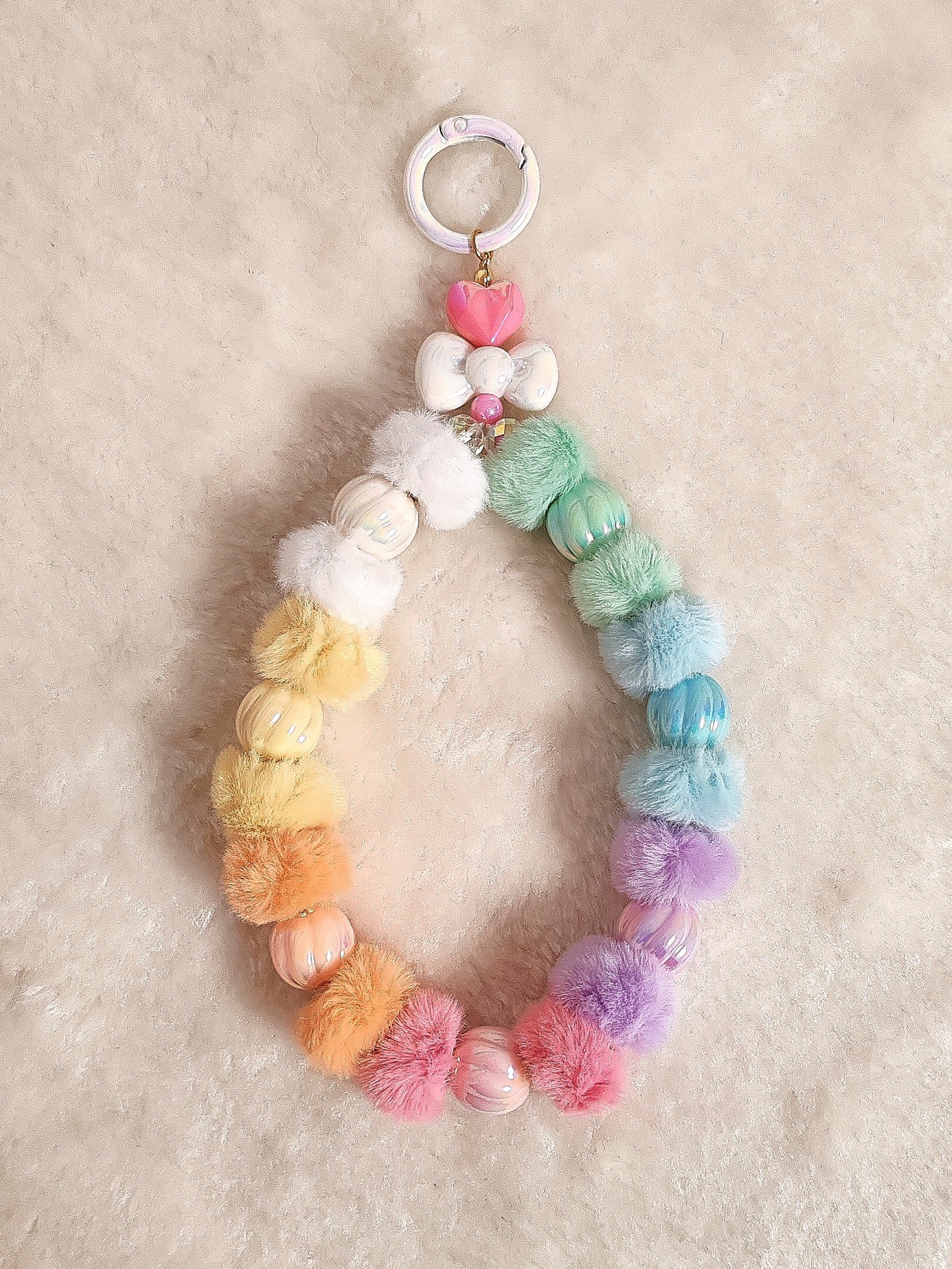 Rainbow Fluffy Charm – Handgemachter Pastell-Schlüsselanhänger