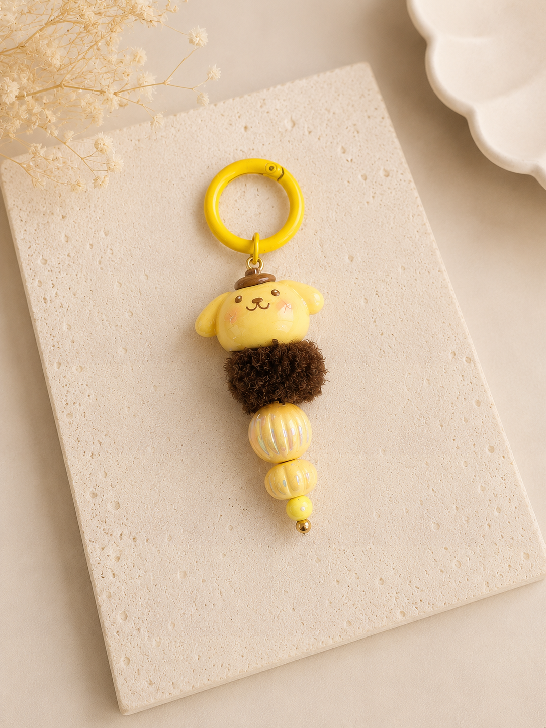 Pompom Latte Charm – Handgefertigter Kawaii Taschen- & Schlüsselanhänger