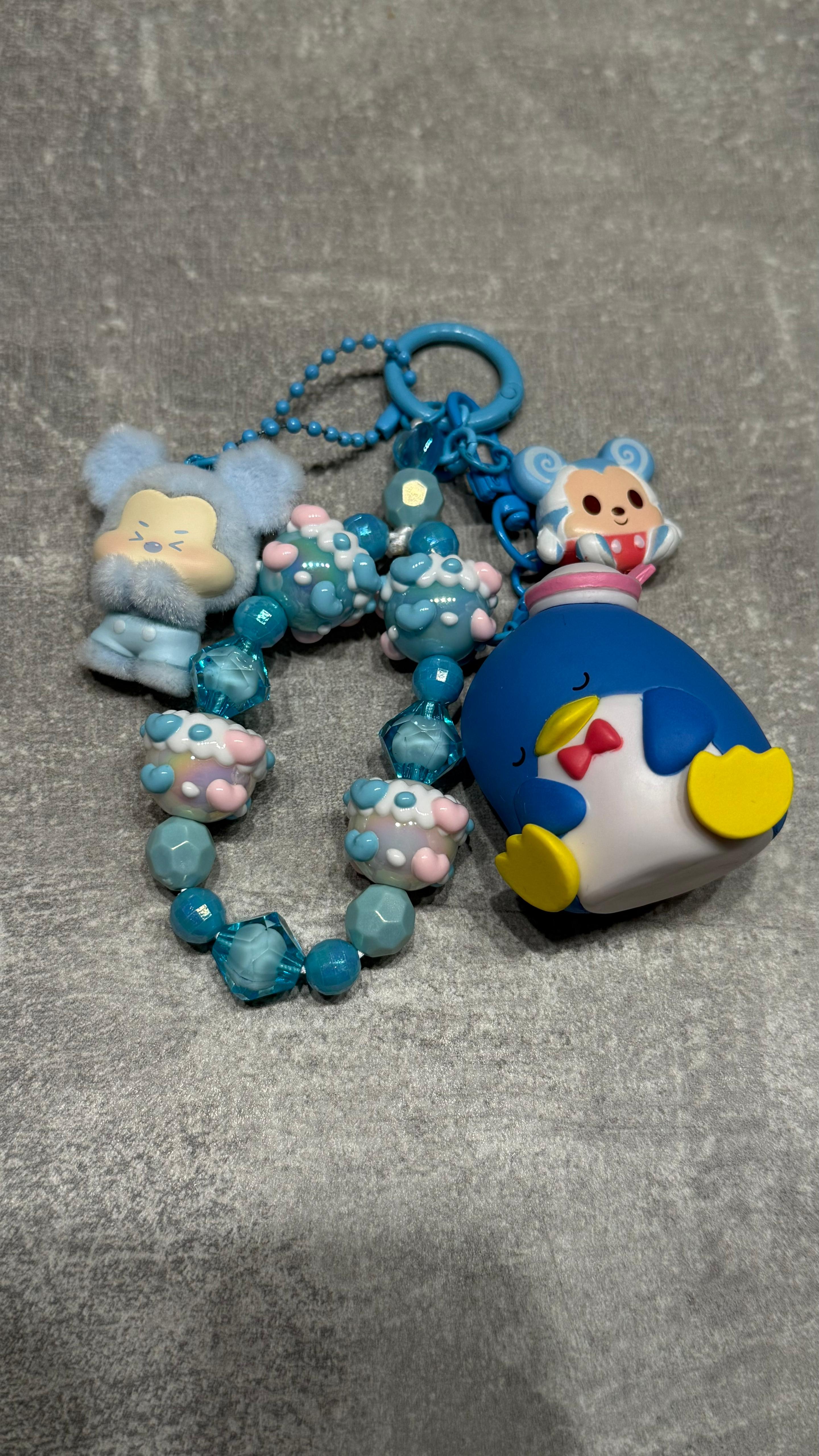 Dreamy Penguin Friends Charm – Handgefertigter Taschen- & Schlüsselanhänger